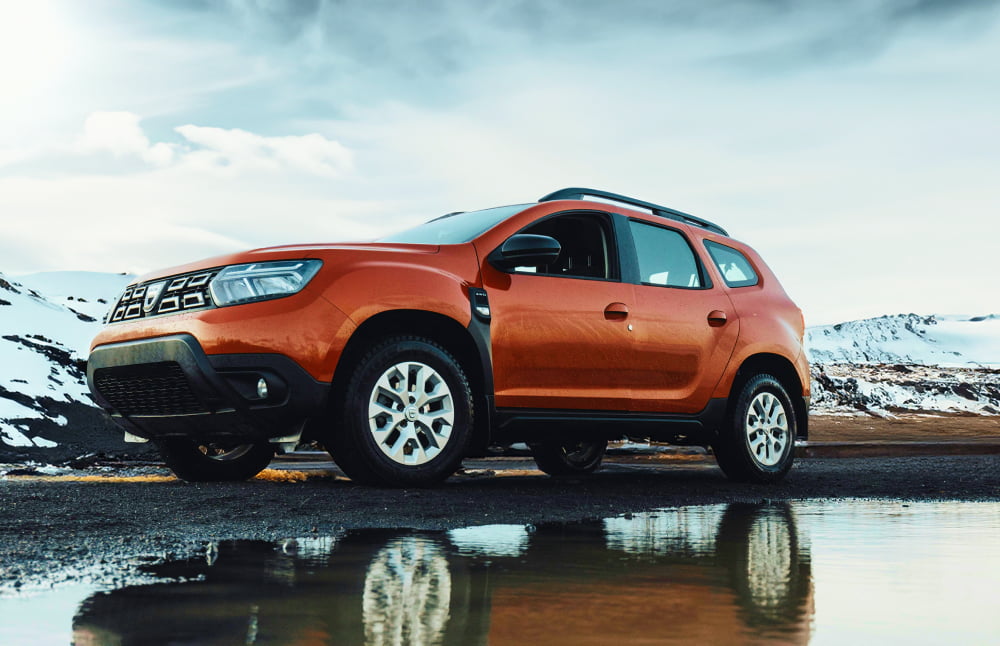 Dacia Duster usato. Un veicolo a noleggio 4x4 affidabile in Islanda, perfetto per la guida off-road sulle strade F islandesi, con chilometraggio illimitato per esplorare terreni difficili.