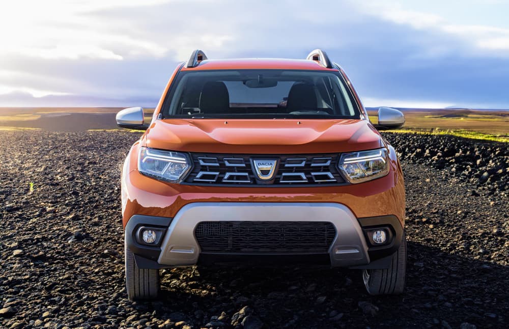 Dacia Duster usato. Un veicolo a noleggio 4x4 affidabile in Islanda, perfetto per la guida off-road sulle strade F islandesi, con chilometraggio illimitato per esplorare terreni difficili.