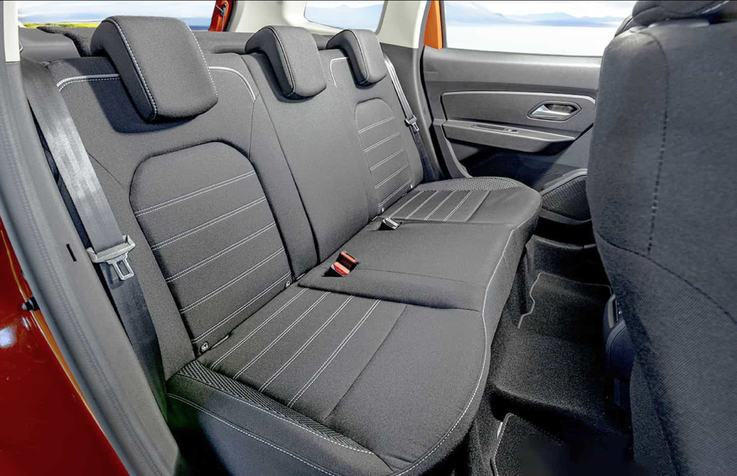 Dacia Duster usato. Un veicolo a noleggio 4x4 affidabile in Islanda, perfetto per la guida off-road sulle strade F islandesi, con chilometraggio illimitato per esplorare terreni difficili.