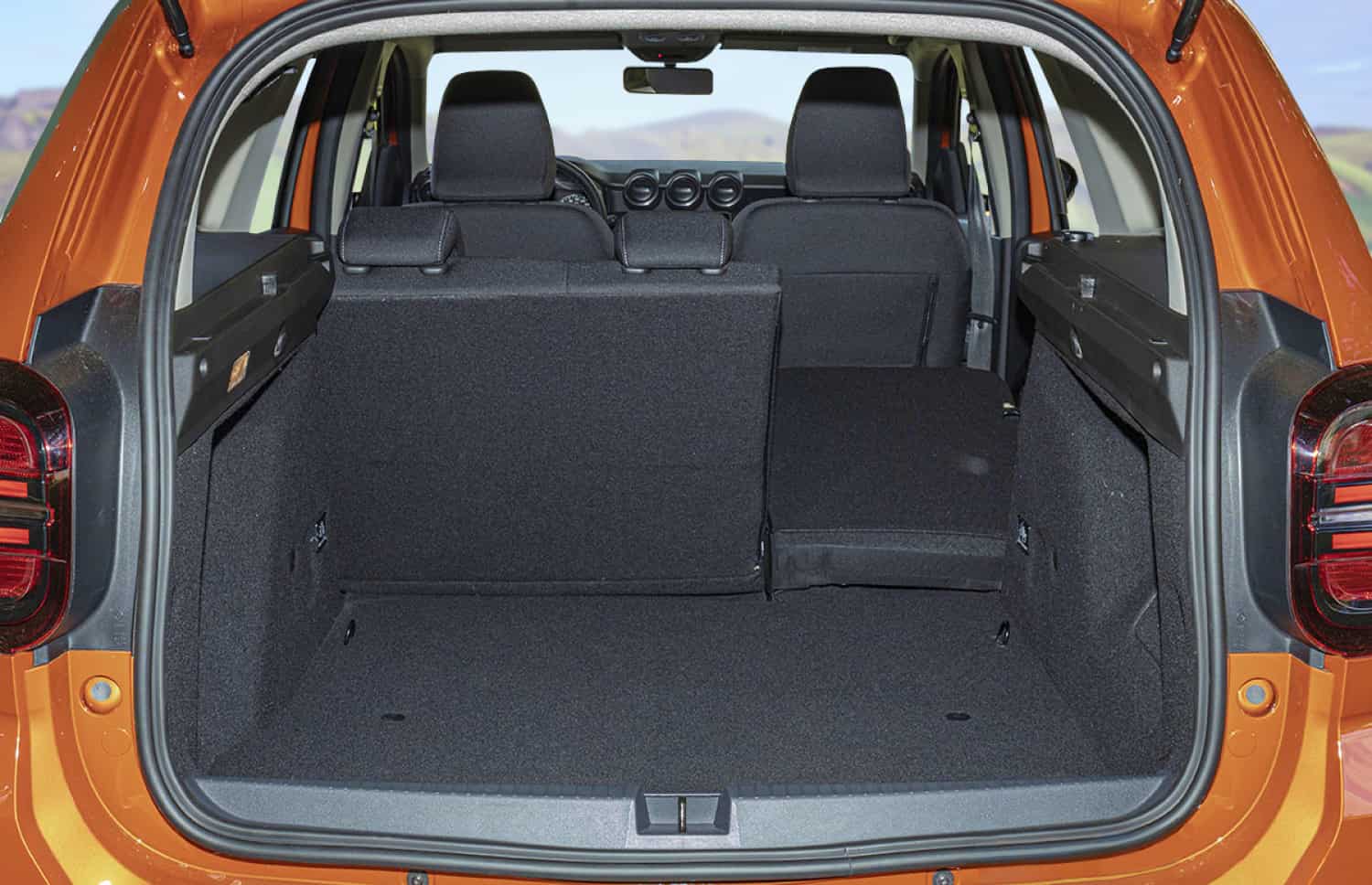 Dacia Duster usato. Un veicolo a noleggio 4x4 affidabile in Islanda, perfetto per la guida off-road sulle strade F islandesi, con chilometraggio illimitato per esplorare terreni difficili.