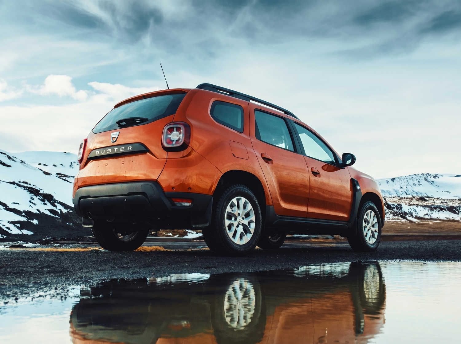 Dacia Duster usato. Un veicolo a noleggio 4x4 affidabile in Islanda, perfetto per la guida off-road sulle strade F islandesi, con chilometraggio illimitato per esplorare terreni difficili.