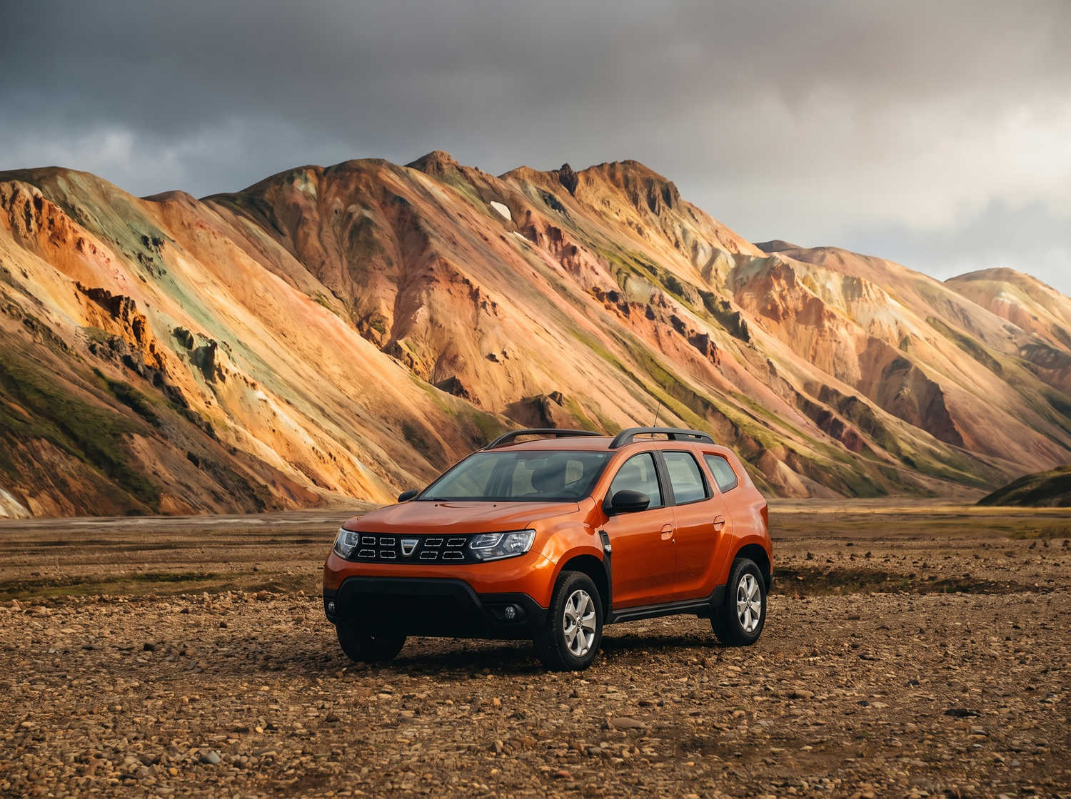 Dacia Duster usato. Un veicolo a noleggio 4x4 affidabile in Islanda, perfetto per la guida off-road sulle strade F islandesi, con chilometraggio illimitato per esplorare terreni difficili.
