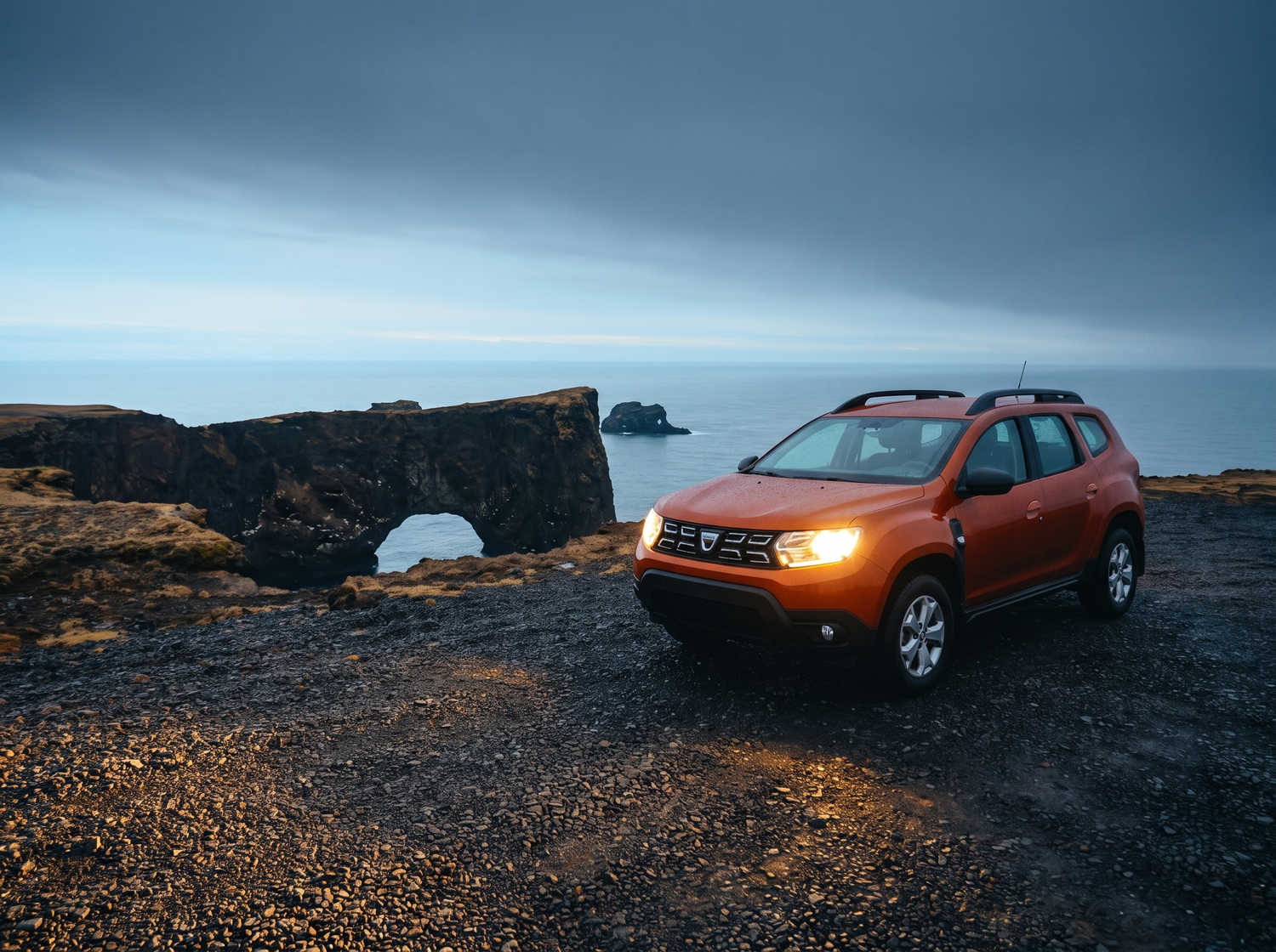 Dacia Duster usato. Un veicolo a noleggio 4x4 affidabile in Islanda, perfetto per la guida off-road sulle strade F islandesi, con chilometraggio illimitato per esplorare terreni difficili.