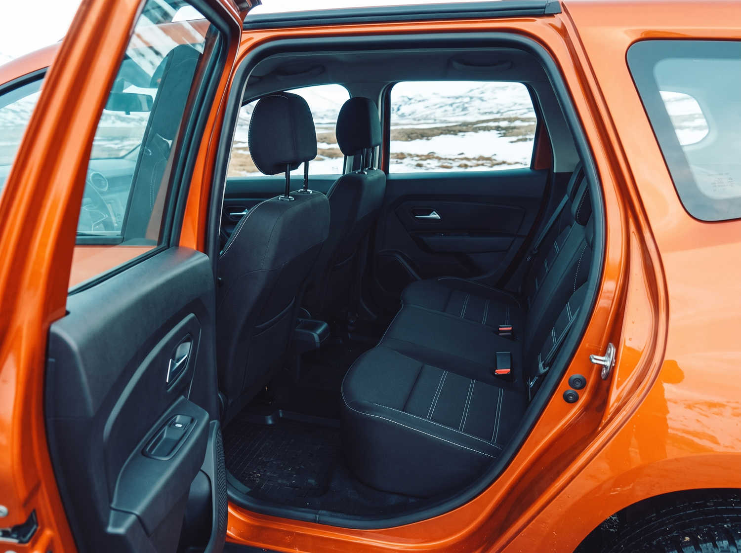 Dacia Duster usato. Un veicolo a noleggio 4x4 affidabile in Islanda, perfetto per la guida off-road sulle strade F islandesi, con chilometraggio illimitato per esplorare terreni difficili.