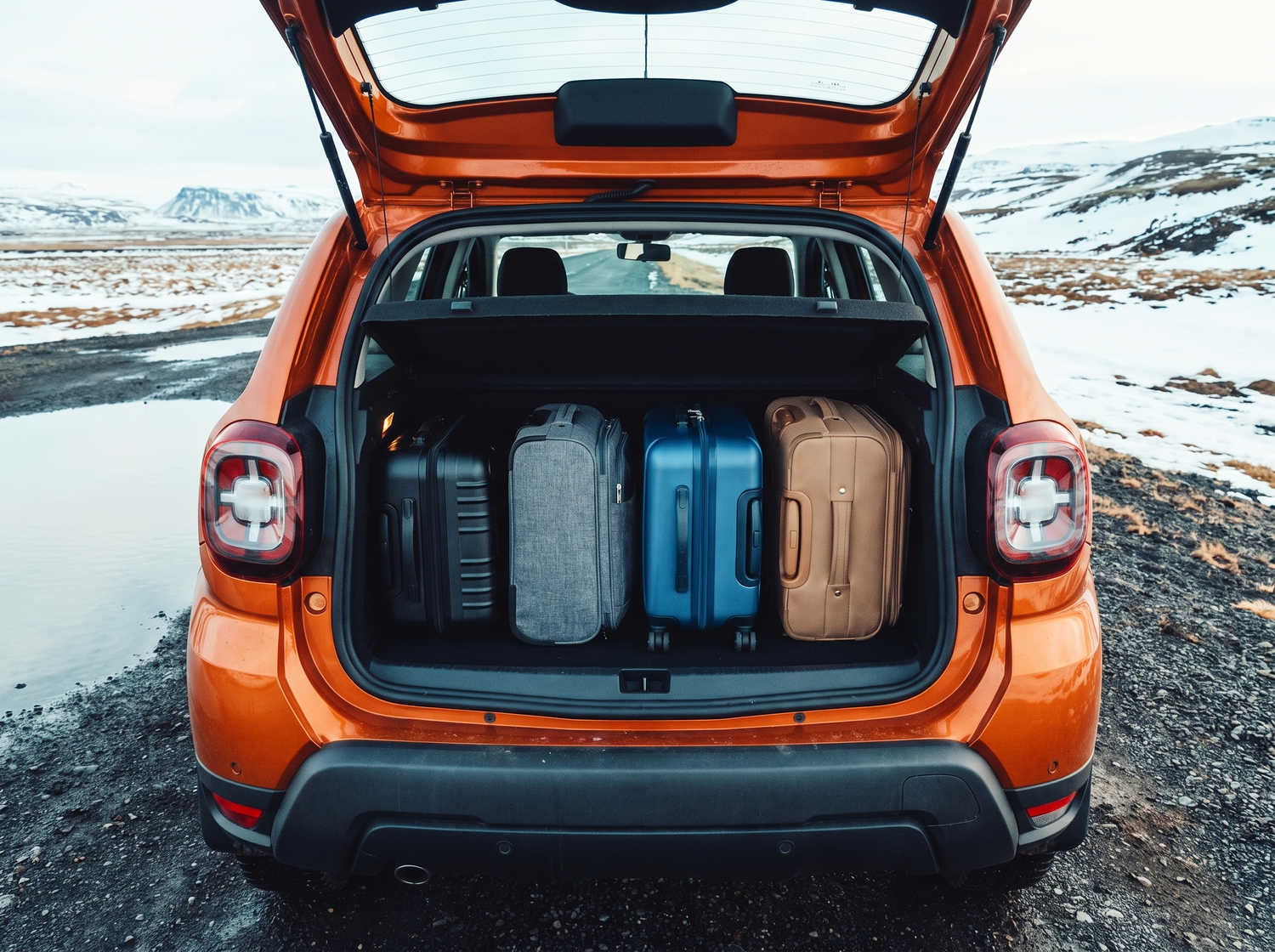 Dacia Duster usato. Un veicolo a noleggio 4x4 affidabile in Islanda, perfetto per la guida off-road sulle strade F islandesi, con chilometraggio illimitato per esplorare terreni difficili.