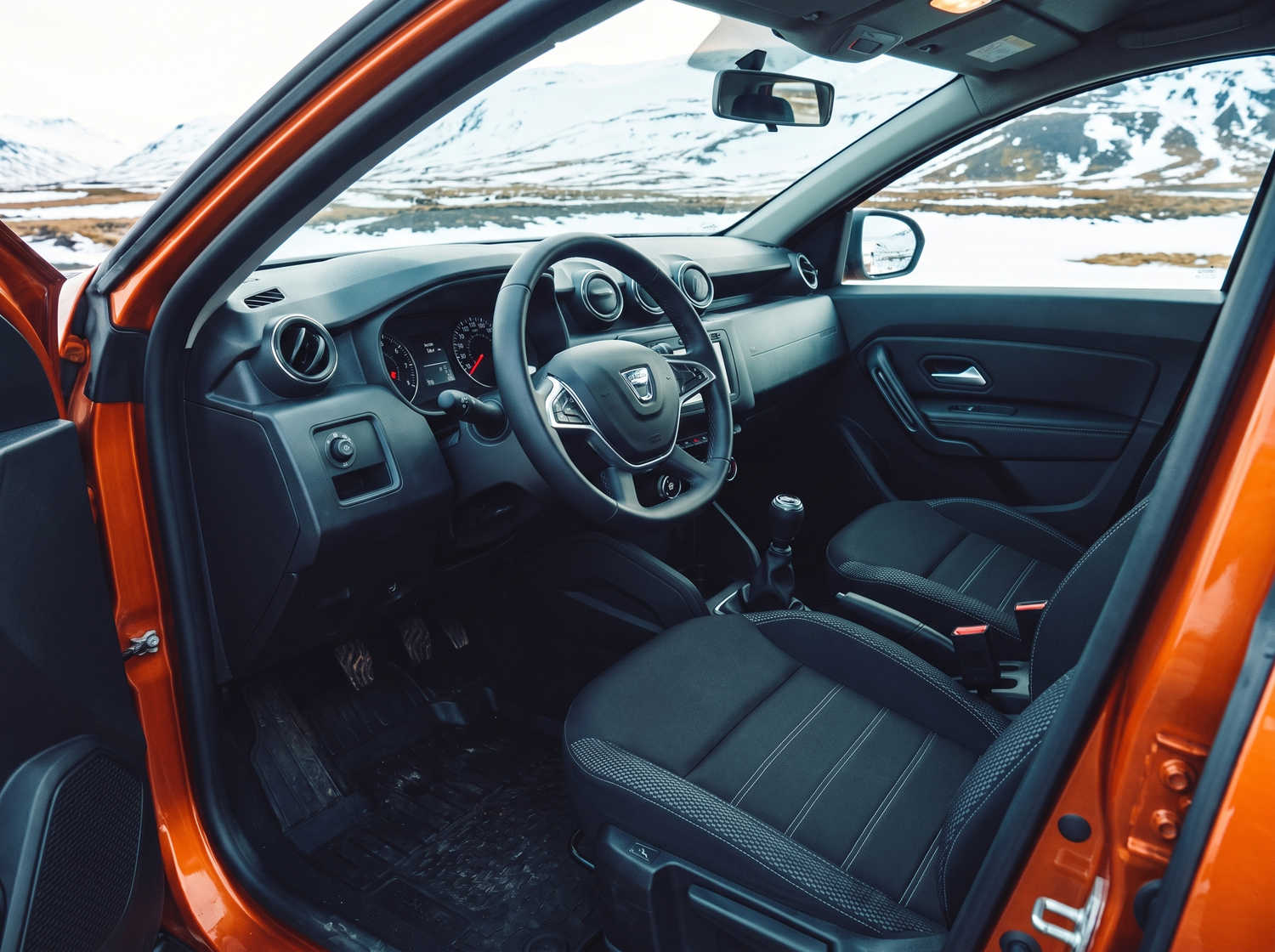 Dacia Duster usato. Un veicolo a noleggio 4x4 affidabile in Islanda, perfetto per la guida off-road sulle strade F islandesi, con chilometraggio illimitato per esplorare terreni difficili.